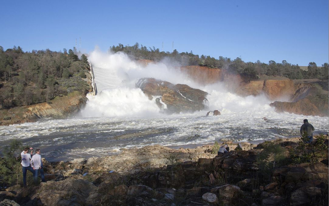 La imagen muestra una cascada de agua cayendo sobre el río Feather desde la presa dañada de Oroville, en el condado de Butte, Estados Unidos. EFE