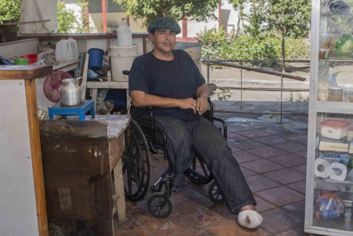Con su fe inquebrantable y la ayuda de usted, Junior Blame espera ver el sol claro y volver a caminar al recibir terapia en su pierna izquierda y una prótesis en la derecha. LAPRENSA/O.NAVARRETE