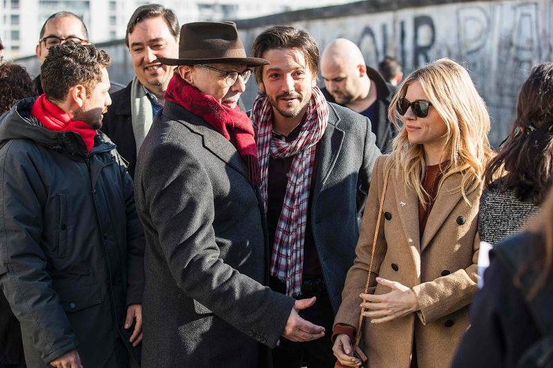 Diego Luna escenifica ante el muro de Berlín su rechazo al muro de Trump