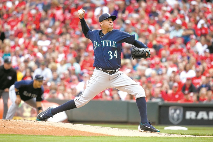Félix Hernández quiere dejar atrás su temporada discreta en el 2016 y llevar a lo más alto a Venezuela. LA PRENSA/AP/John Minchillo