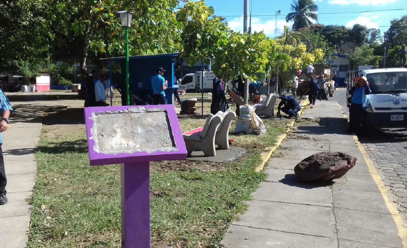 Quitan placa de administración liberal en Niquinohomo