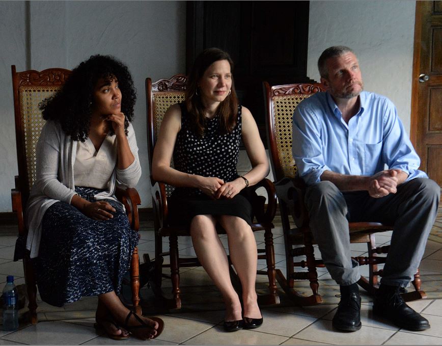 Escritores estadounidenses imparten talleres a jóvenes