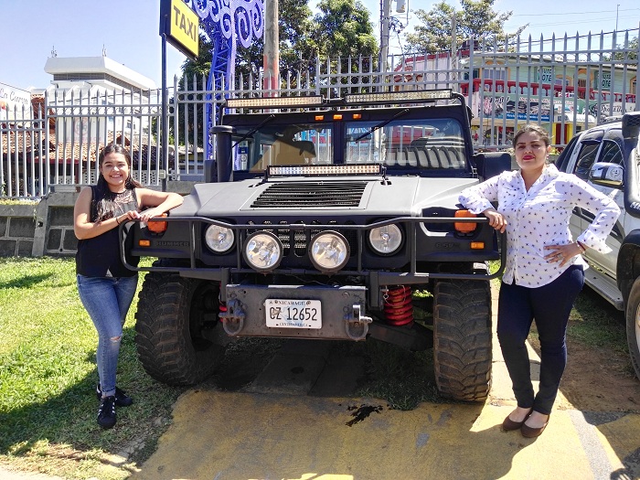 Suhaly Barberena y Jacqueline Corrales, dos de las tres que actuarán en la competencia de vehículos 4x4. LA PRENSA/Rosa Membreño