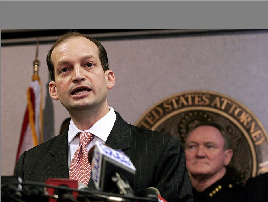 Fotografía de archivo del 23 de junio de 2006 del abogado hispano y ex fiscal general de Miami, Alexander Acosta, quien fue nominado por el presidente Donald Trump, para encabezar el Departamento de Trabajo. EFE