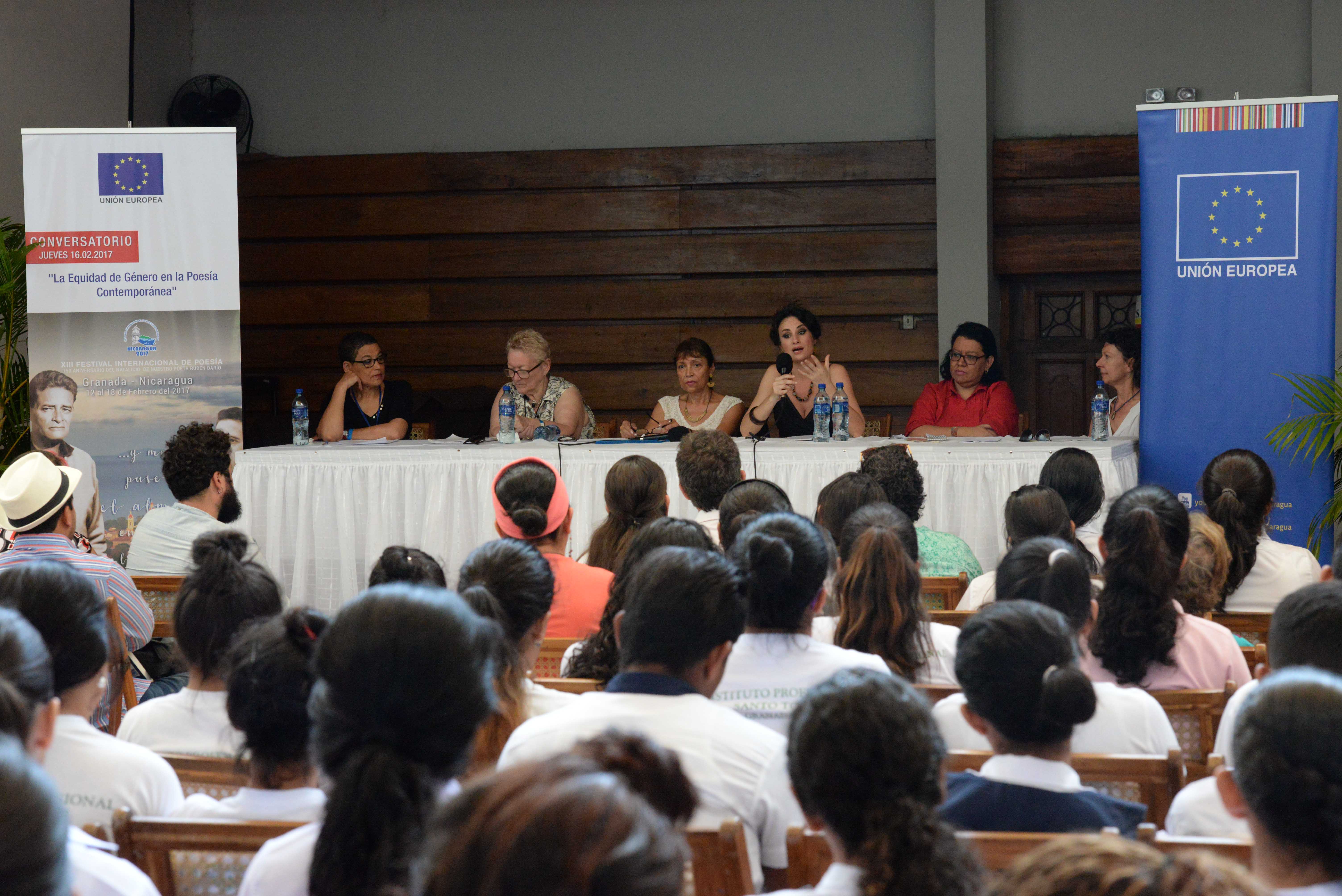Escritoras reunidas en la Casa de los Tres Mundos hablan a estudiantes granadinos sobre la equidad de género en la poesía. LAPRENSA/R. Fonseca