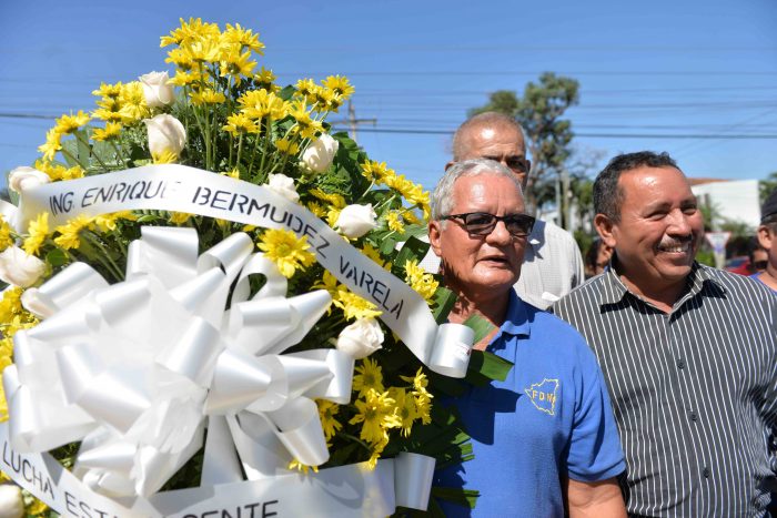 Sus excompañeros de armas colocaron ofrenda floral al excomandante Contra Enrique Bermúdez. LA PRENSA/J. FLORES.