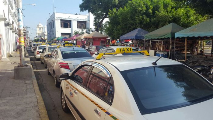 El sector de transporte selectivo hizo un paro de sus actividades para exigir la eliminación de los taxistas piratas. LAPRENSA/E. López