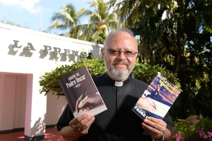 Presentan libros del padre Óscar Chavarría