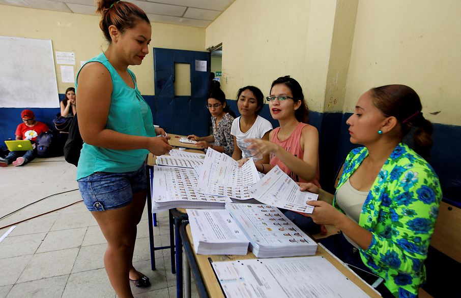 Inician elecciones en Ecuador