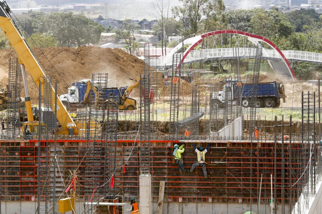 La mano de obra de los nicaragüenses tiene un peso importante en el sector construcción de Costa Rica.