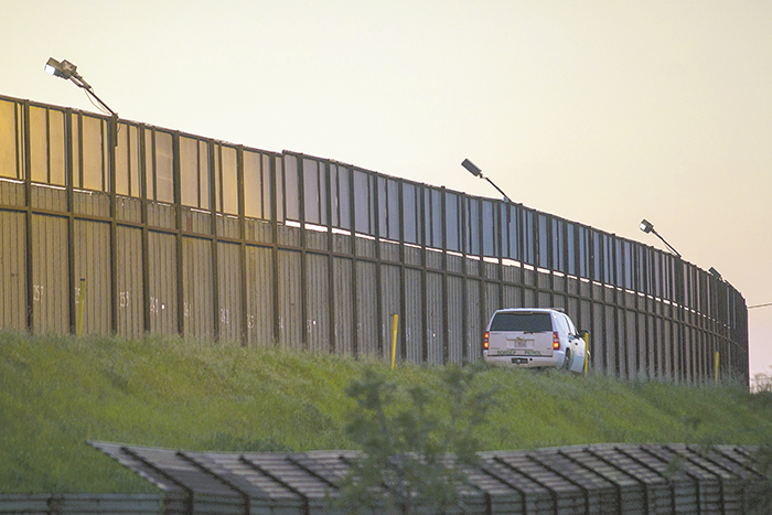 Un agente fronterizo estadounidense patrulla un área del muro entre México y Estados Unidos, en San Isidro, California. LAPRENSA/AFP