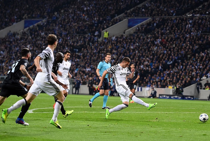 El croata Parko Pjaca marcó uno de los dos goles con el que Juventus derrotó al Oporto, en el duelo de ida de octavos de final de la Champions League, celebrado en Portugal. LA PRENSA/AFP/FRANCISCO LEONG