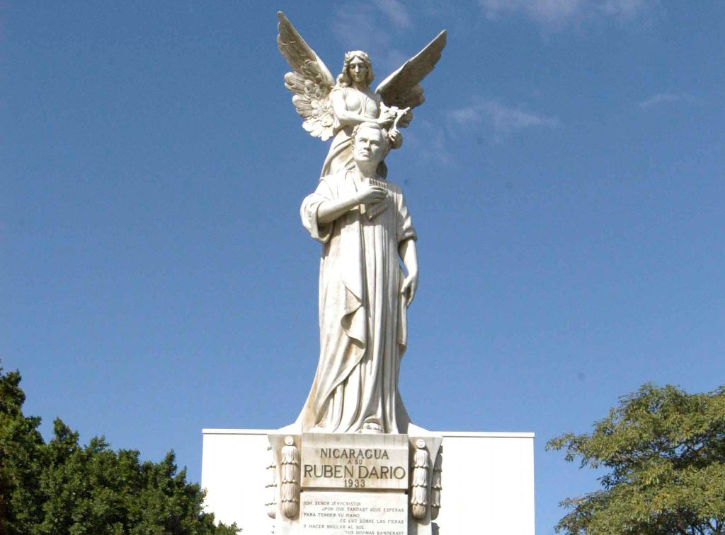 Jóvenes exponen sus nuevas creaciones en honor a Rubén Darío  