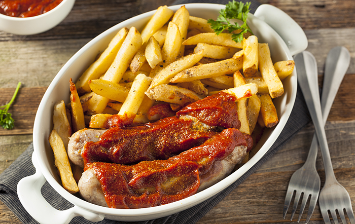 En el restaurante La Carreta puede probar los currywurst, una comida rápida común alemana.