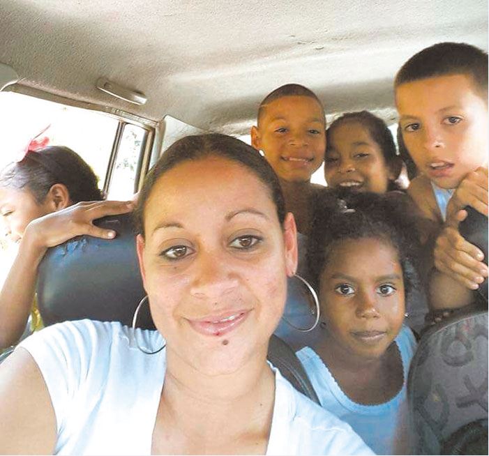 Lisbeth Aguirre Crawford aparece en esta imagen a la par de su sobrinita Brishany y otros niños de la familia. LA PRENSA/ CORTESÍA