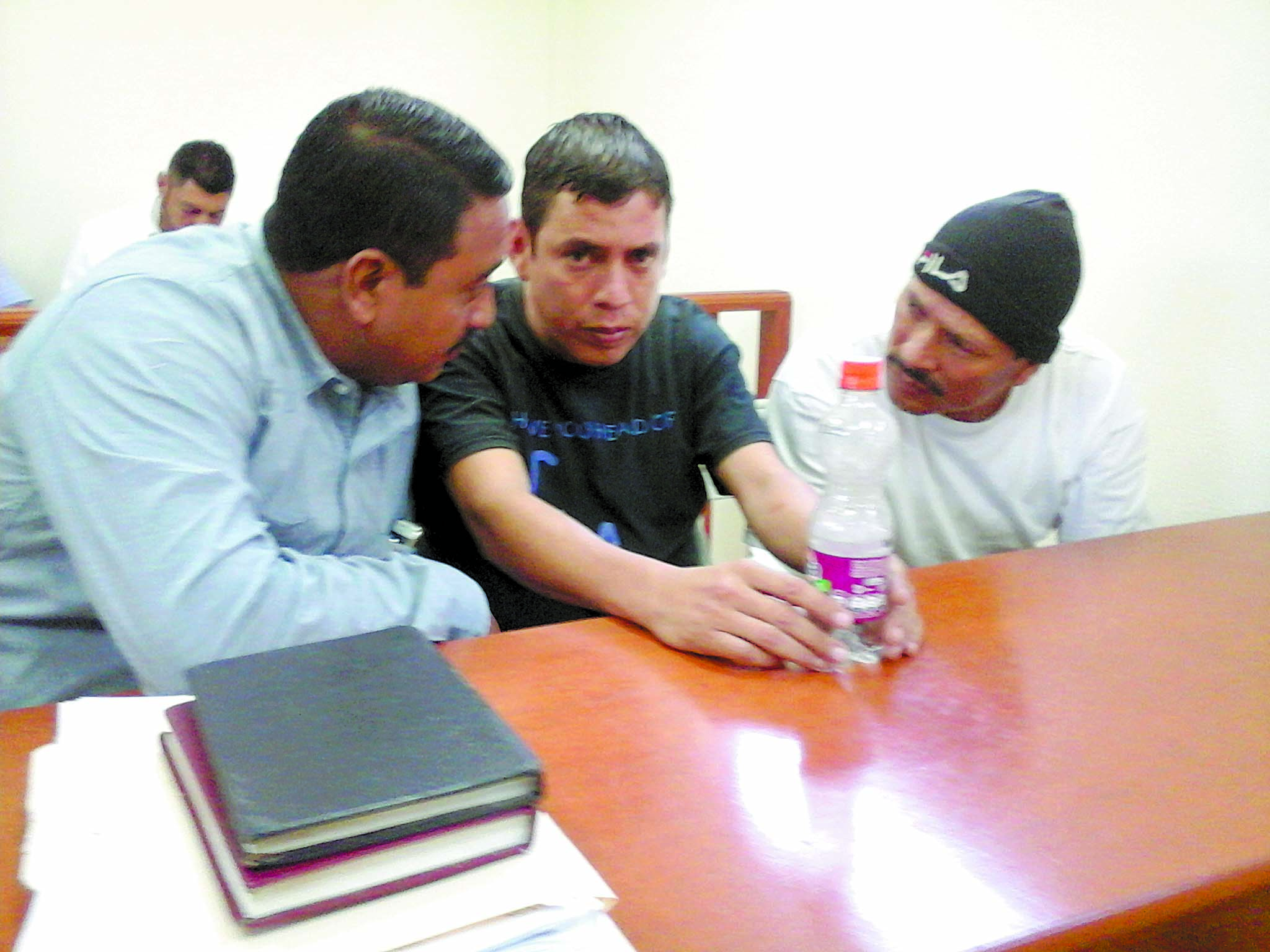 Los “Matagalpas” junto a su abogado defensor Harold Ramírez. LA PRENSA/ ROBERTO MORA
