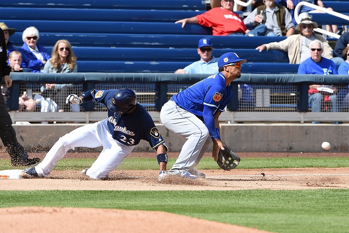 Cheslor Cuthbert jugó la tercera base este juves en el spring training de las Grandes Ligas. LA PRENSA/Norm Hall/Getty Images/AFP