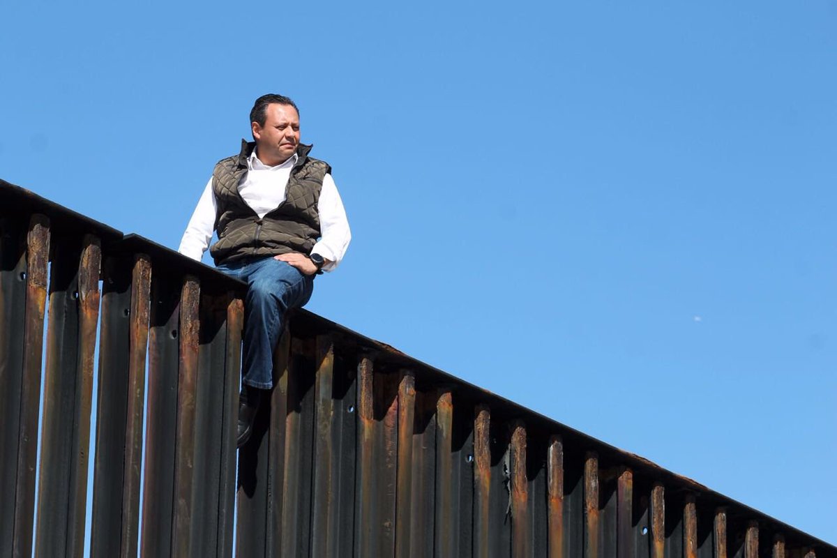 Braulio Guerra critica a Trump desde una valla fronteriza
