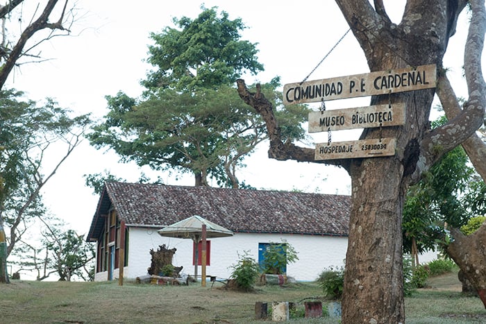 La primera imagen que uno observa al llegar a la isla Mancarrón es la de un parque para niños, árboles frondosos, un monumento a los héroes de Solentiname y la histórica iglesia donde nació el evangelio de Solentiname del poeta Ernesto Cardenal.