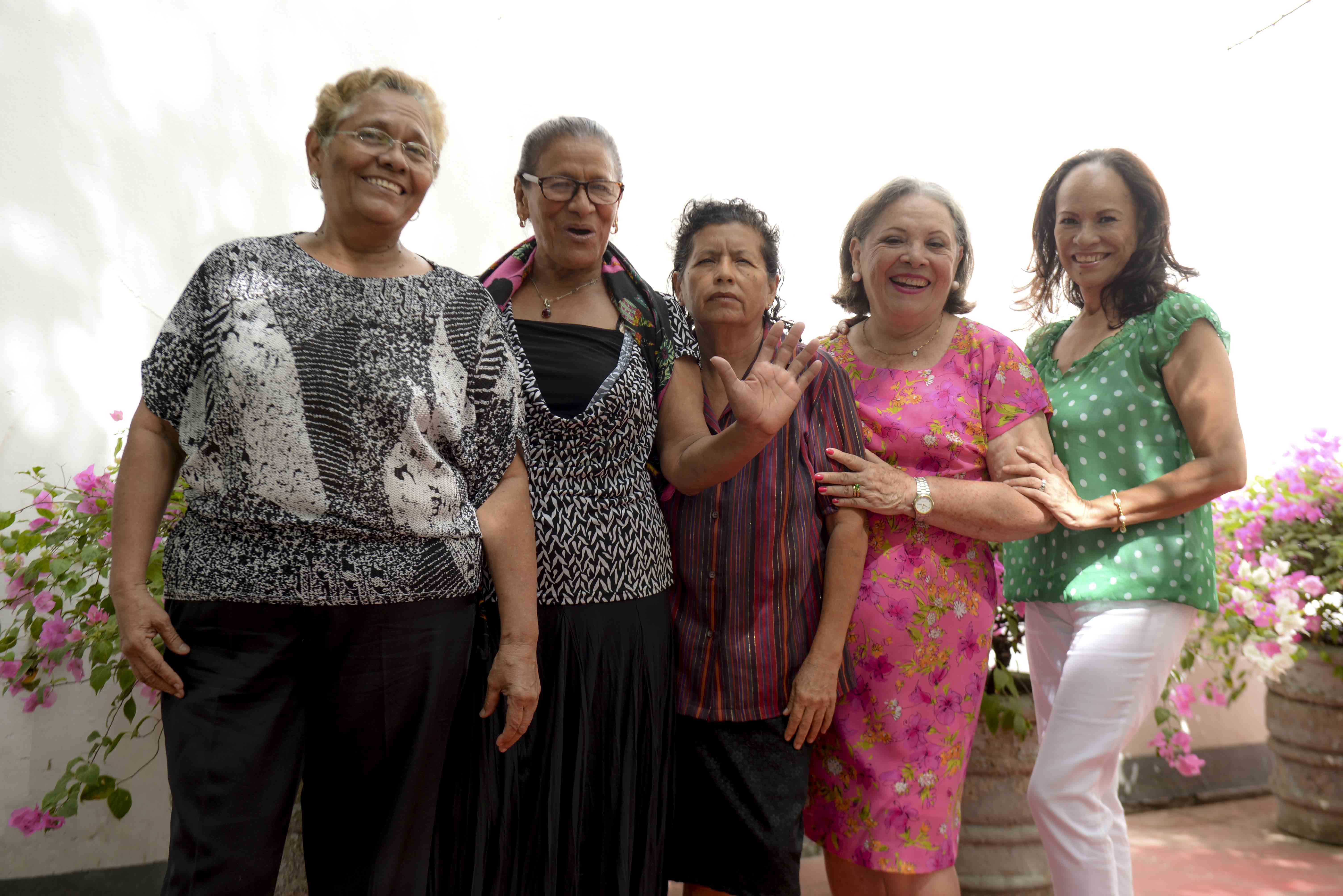 Mujeres poetas del Círculo Literario del Adulto Mayor (CLAM), Haydée Cano Narváez, Lesbia González Fornos, Gloria Rodríguez, Flor de María Hidalgo y Brenda Martínez. LAPRENSA/CARLOS VALLE