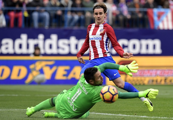 El disparo de Antoine Griezmann superó al portero Diego Alves y el Atlético de Madrid consiguió los tres puntos ante el Valencia en la Liga española. LA PRENSA/ AFP / JAVIER SORIANO