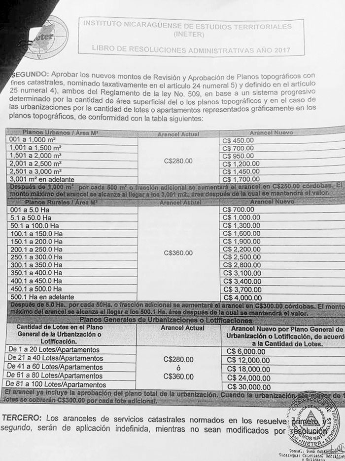 Este es el comunicado en el cual se anuncia el incremento en los principales servicios de Dirección General de Catastro Físico en Chinandega. La Prensa / Saúl Martínez.