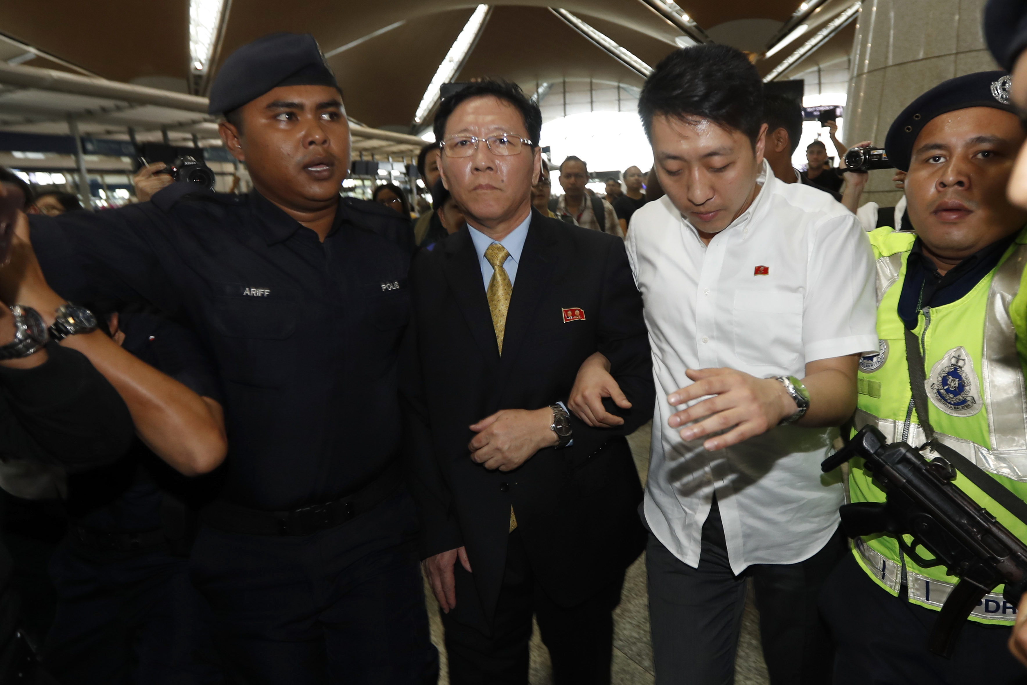 El embajador de Corea del Norte en Malasia Kang Chol (centro), llega al aeropuerto internacional de Kuala Lumpur en Sepang, Malasia. AP