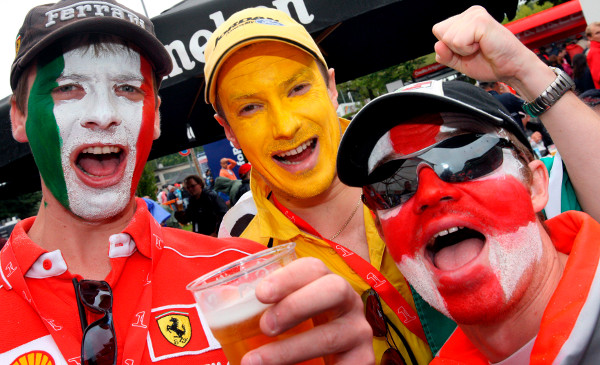 «Hinchas italianos» en redonda o «tifosi» en cursiva