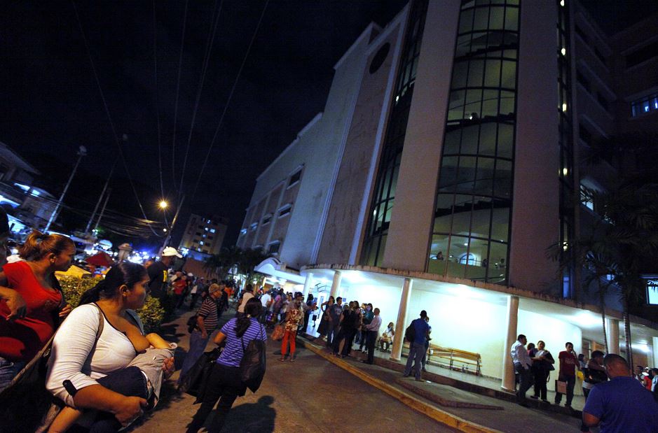 Curiosos y pacientes del hospital Santo Tomás se reúnen afuera de las instalaciones donde está internado el exdictador de 83 años. Las próximas horas "son decisivas" para su recuperación, dijo su abogado, Ezra Ángel. LA PRENSA/EFE