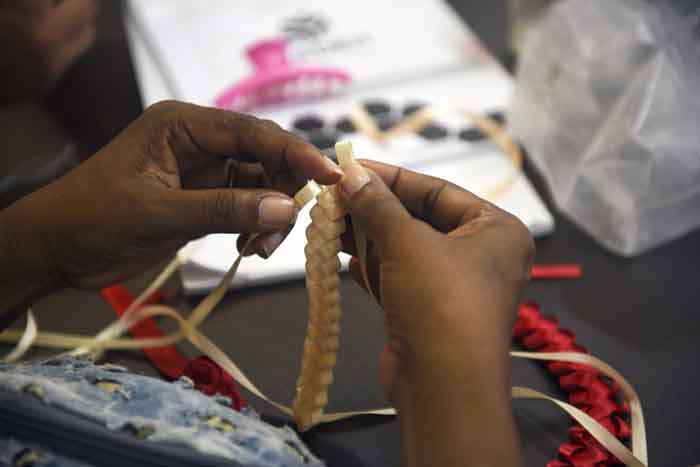 Reclusas zurcen sus penas a través de la moda en Panamá