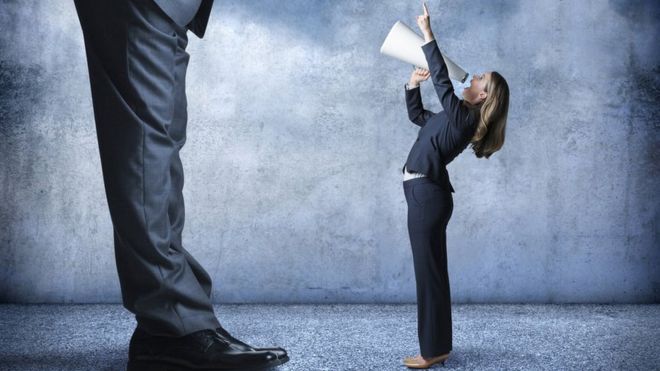 ¿Sexo débil? ¿Mujer pública?: la polémica por los términos «machistas» que aún quedan en el diccionario de la Real Academia