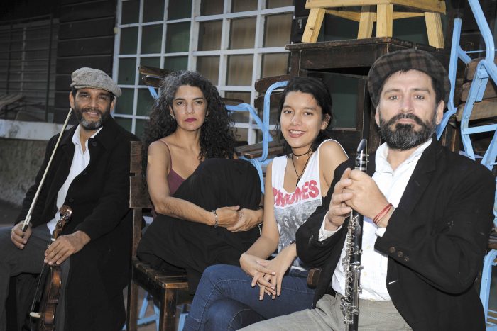 Las Sillas, obra teatral
