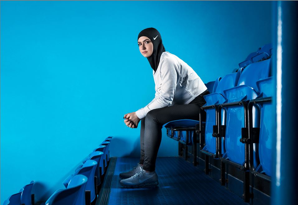 En esta imagen se ve a la patinadora Zahra Lari portando el nuevo hiyab de Nike para atletas musulmanas. AP