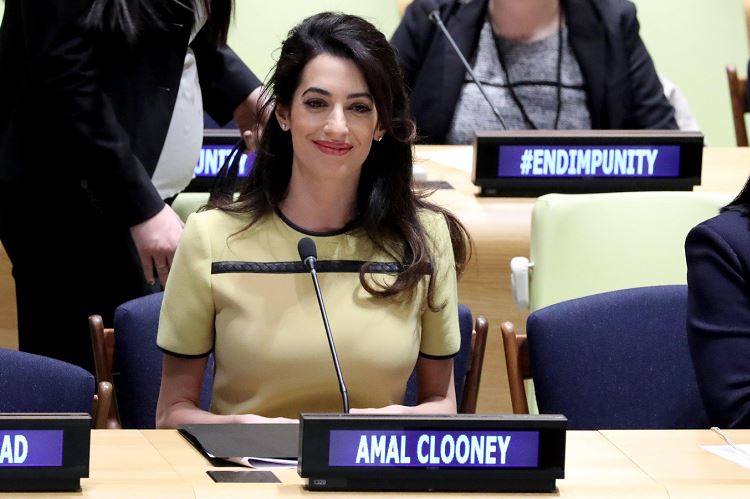 Amal Clooney exige a Irak que acepte investigar crímenes del EI