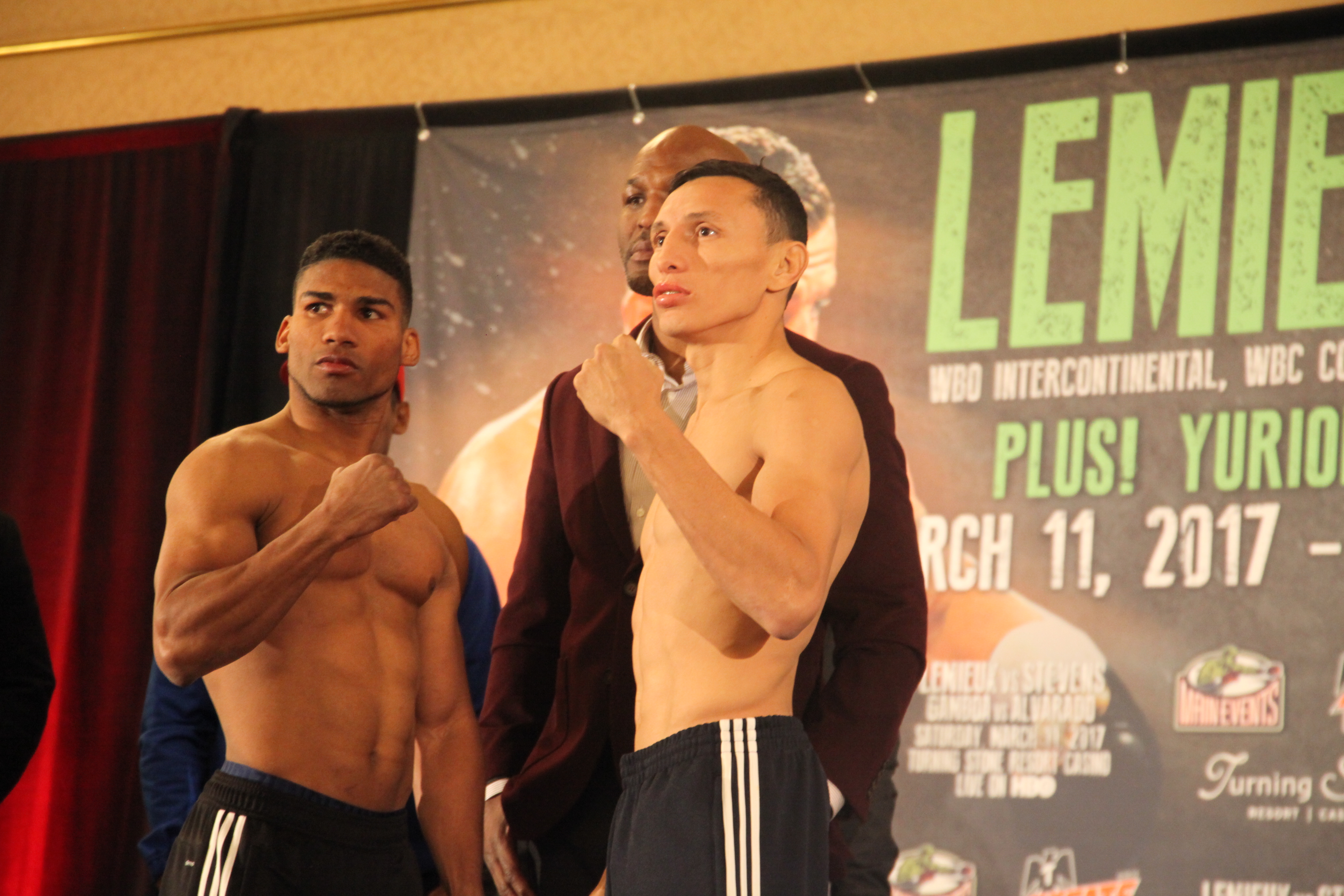 René Alvarado y Yuriorkis Gamboa en el cara a cara luego de ascender a la báscula en Nueva York , la tarde de este jueves. Foto: CORTESÍA/ MARCELINO CASTILLO