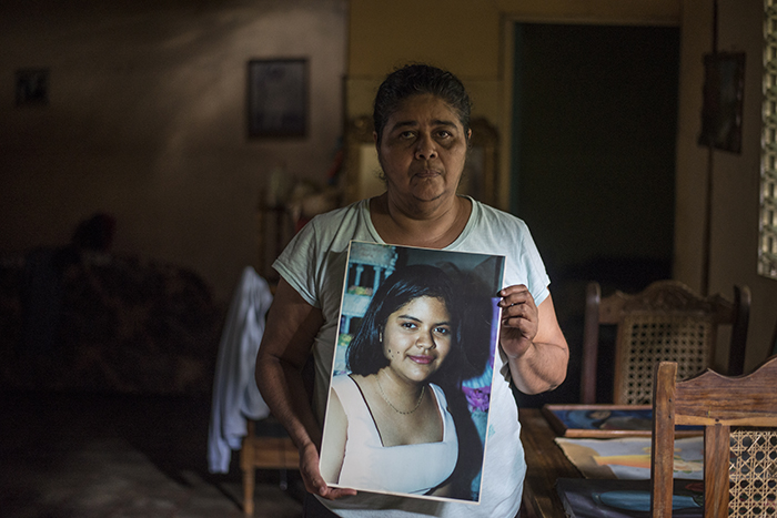 Fabiola Tapia muestra una foto de su hija Ada Fabiola Vargas Tapia. “Era una joven muy sociable, saludaba hasta a los borrachitos”, dice. Ada Fabiola dejó una niña de 4 años de edad. LA PRENSA/ ÓSCAR NAVARRETE