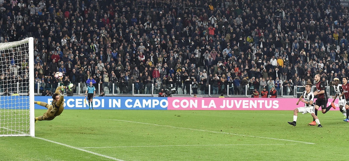 El argentino Paulo Dybala (centro) al momento de marcar el tanto de penalti que le dio el triunfo al Juventus. Foto: EFE