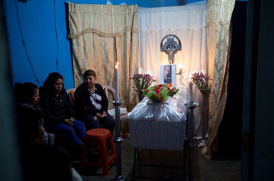 Familiares entierran a las 38 niñas quemadas en un albergue en Guatemala