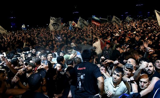 Miles de personas se reúnen durante el show del músico y escritor Carlos Alberto Solari, mejor conocido como el Indio, en La Colmena, Olavarría, provincia de Buenos Aires. LA PRENSA/AFP