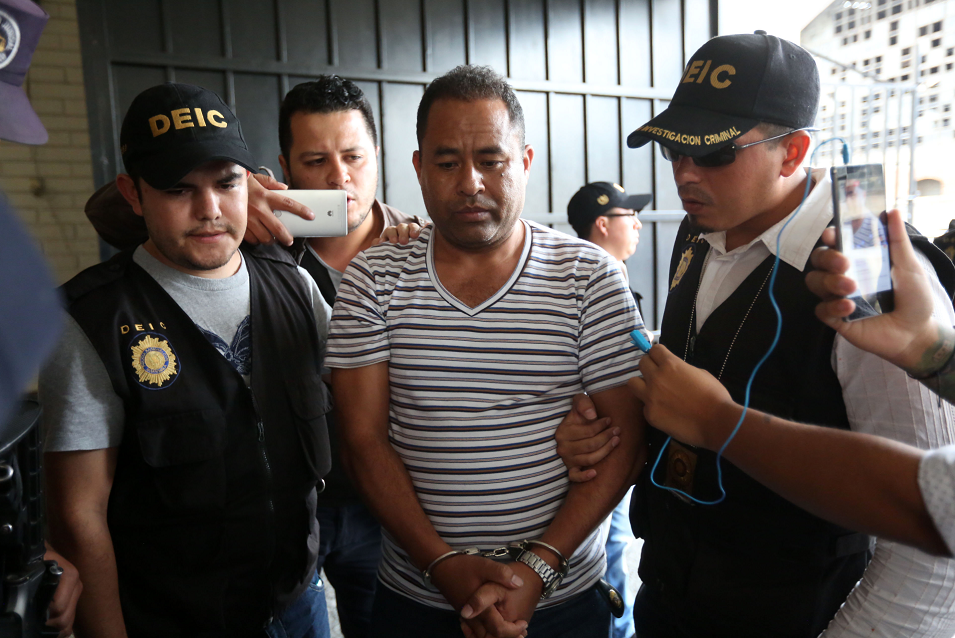 El exdirector del Hogar Seguro Virgen de la Asunción, Santos Torres (c), es uno de los tres exresponsables del alberge donde han muerto al menos 40 niñas.EFE