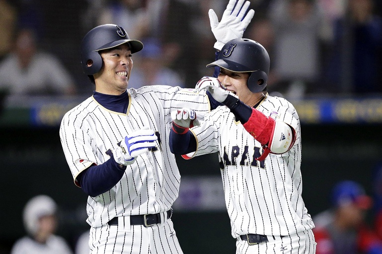 El jugador japonés Tetsuto Yamada (d) celebra junto a su compañero un jonrón durante la segunda ronda del Clásico Mundial de béisbol en un partido frente a la selección cubana disputado en Tokio, Japón, hoy, 14 de marzo de 2017. EFE/Kiyoshi Ota