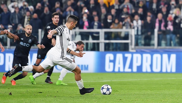 Paulo Dybala anotó desde la línea de penalti, el gol que le dio el triunfo al Juventus y la clasificación a los cuartos de final de la Liga de Campeones de la UEFA. LA PRENSA/Alessandro Di Marco/ANSA via AP