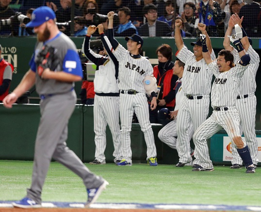 La Selección de Japón celebra previamente el triunfo sobre Israel. Foto: AP