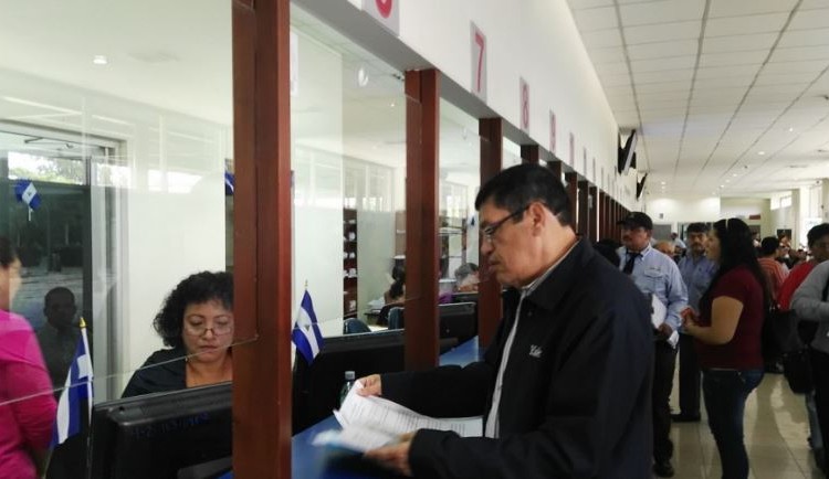 El economista Néstor Avendaño presentando la segunda queja contra dos jueces locales por no convocar a mediación a Eduardo Montealegre en el caso de injurias y calumnias.