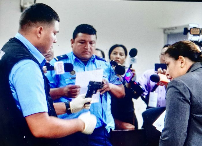 Presentan pruebas del tiroteo donde murieron dos policías