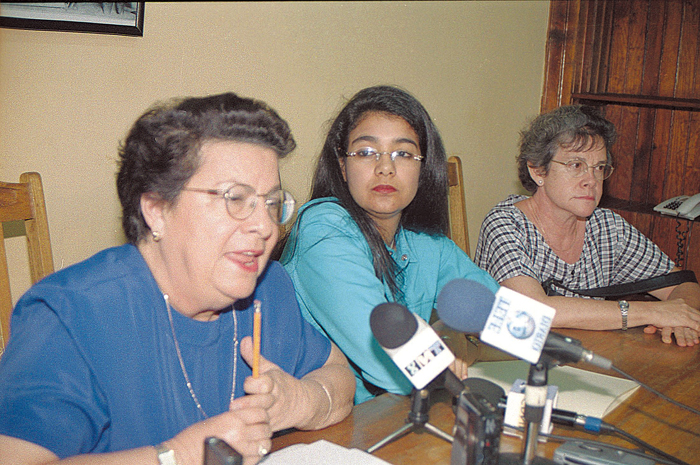 Vilma Núñez de Escorcia junto a Zoilamérica Narváez, cuando esta última denunció a Daniel Ortega por abuso sexual. LA PRENSA/ ARCHIVO