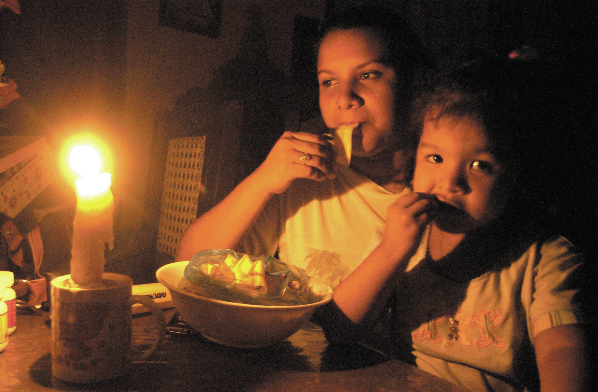 Las personas tuvieron que buscar candelas para poder cenar la noche de este viernes. GERMAN MIRANDA/LA PRENSA