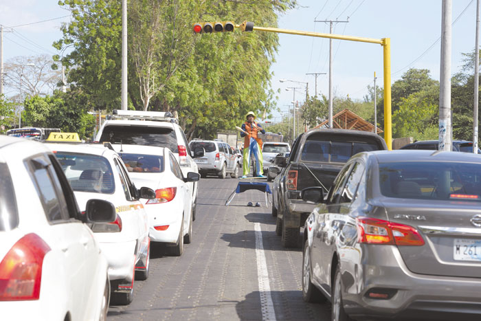 El congestionamiento vehicular, uno de los problemas en las vías al cual le buscan solución las municipalidades. LA PRENSA/ARCHIVO