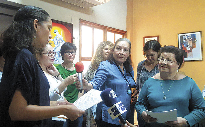 Un grupo de mujeres brindó su respaldo a la presidenta del Cenidh, Vilma Núñez. LA PRENSA/E. ROMERO