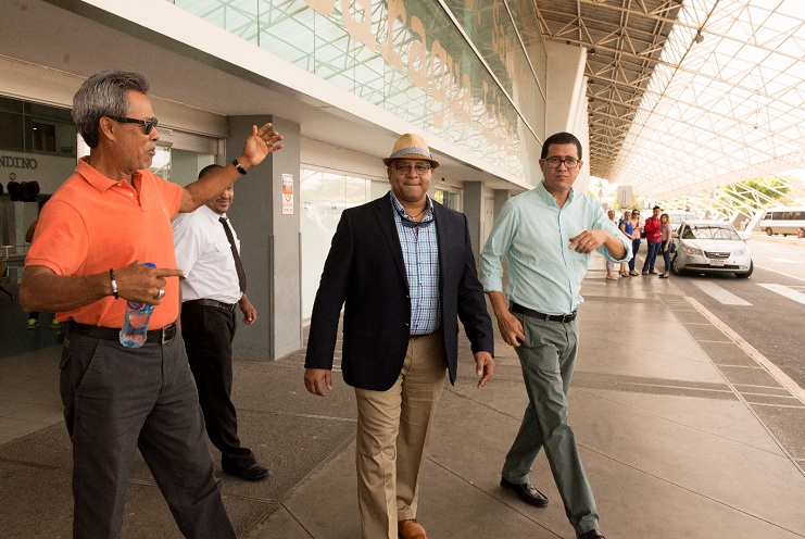 Luis Roberto Clemente (centro) fue recibido por Denis Martínez (izquierda) y Jorge Luis Ayestas, quienes le invitaron para la inauguración de la Perfect Game League. LA PRENSA/ URIEL MOLINA